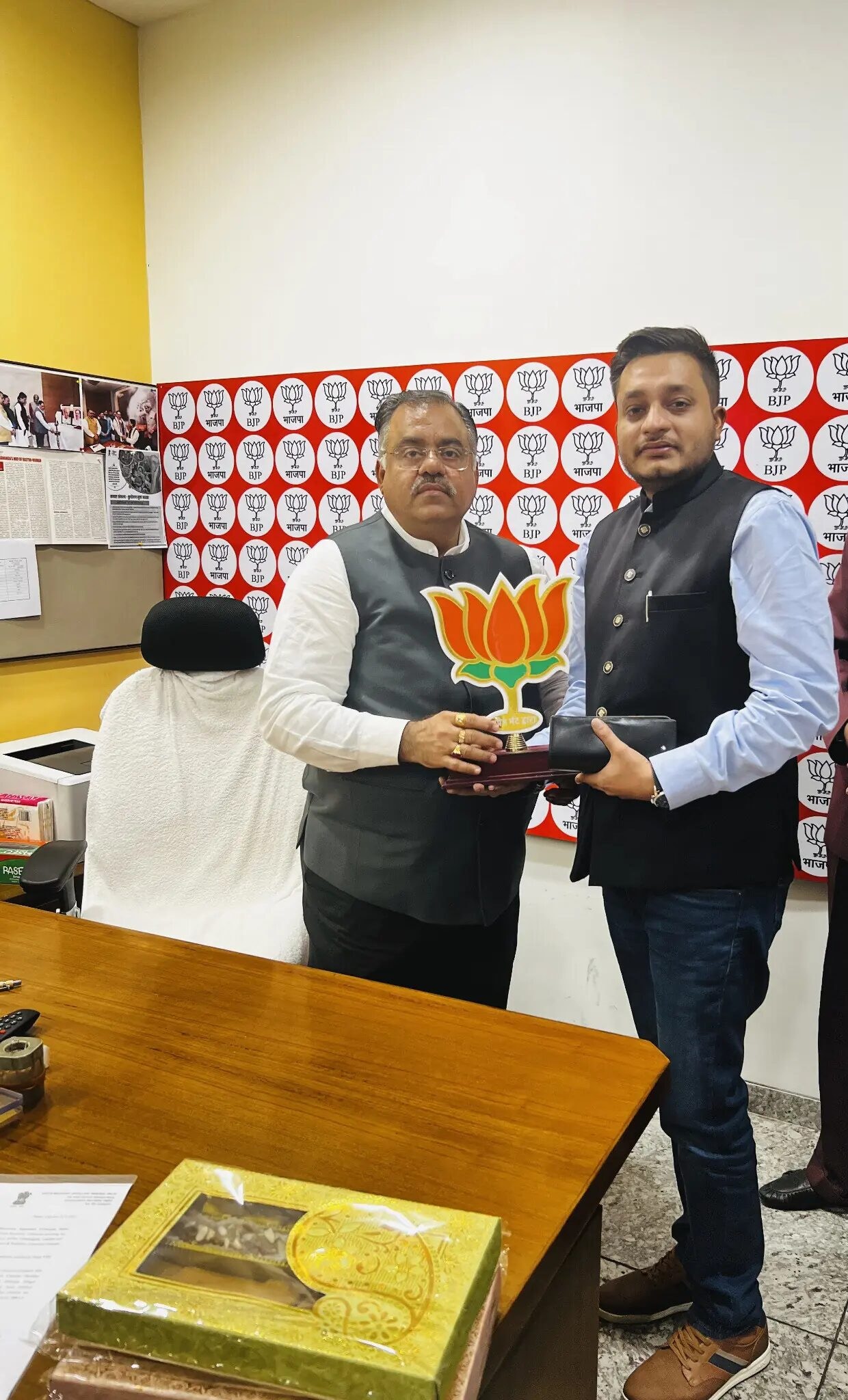 Nitish Jindal and Tarun Chugh holding a lotus-shaped presentation piece.